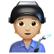 Emoji 🧑🏼‍🏭 Persona Che Lavora In Fabbrica: Carnagione Abbastanza Chiara su Apple iOS 14.2.