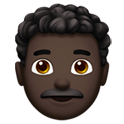 👨🏿‍🦱 Emoji Mann: dunkle Hautfarbe, lockiges Haar Apple iOS 14.2.
