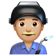 👨🏼‍🏭 Emoji Fabrikarbeiter: mittelhelle Hautfarbe Apple iOS 14.2.