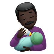 Émoji 👨🏿‍🍼 Homme Allaitant Un Bébé : Peau Foncée sur Apple iOS 14.2.