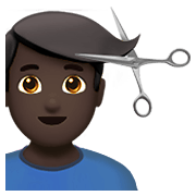 Émoji 💇🏿‍♂️ Homme Qui Se Fait Couper Les Cheveux : Peau Foncée sur Apple iOS 14.2.