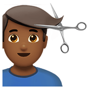 💇🏾‍♂️ Emoji Homem Cortando O Cabelo: Pele Morena Escura na Apple iOS 14.2.