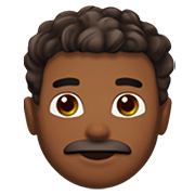 👨🏾‍🦱 Emoji Homem: Pele Morena Escura E Cabelo Cacheado na Apple iOS 14.2.