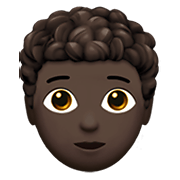 🧑🏿‍🦱 Emoji Erwachsener: dunkle Hautfarbe, lockiges Haar Apple iOS 14.2.