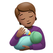 🧑🏽‍🍼 Emoji Pessoa Alimentando Bebê: Pele Morena na Apple iOS 14.2.