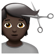 💇🏿 Emoji Person beim Haareschneiden: dunkle Hautfarbe Apple iOS 14.2.