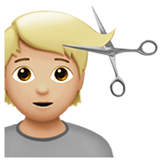 💇🏼 Emoji Persona Cortándose El Pelo: Tono De Piel Claro Medio en Apple iOS 14.2.