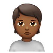 🙎🏾 Emoji Persona Haciendo Pucheros: Tono De Piel Oscuro Medio en Apple iOS 14.2.