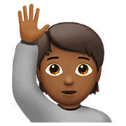 🙋🏾 Emoji Pessoa Levantando A Mão: Pele Morena Escura na Apple iOS 14.2.