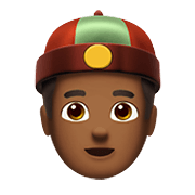 👲🏾 Emoji Mann mit chinesischem Hut: mitteldunkle Hautfarbe Apple iOS 14.2.