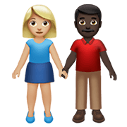 👩🏼‍🤝‍👨🏿 Emoji Mann und Frau halten Hände: mittelhelle Hautfarbe, dunkle Hautfarbe Apple iOS 14.2.