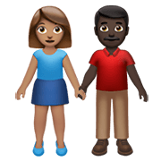 Emoji 👩🏽‍🤝‍👨🏿 Uomo E Donna Che Si Tengono Per Mano: Carnagione Olivastra E Carnagione Scura su Apple iOS 14.2.