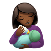 👩🏾‍🍼 Emoji Mulher Alimentando Bebê: Pele Morena Escura na Apple iOS 14.2.