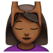 💆🏾‍♀️ Emoji Frau, die eine Kopfmassage bekommt: mitteldunkle Hautfarbe Apple iOS 14.2.