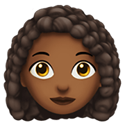 👩🏾‍🦱 Emoji Frau: mitteldunkle Hautfarbe, lockiges Haar Apple iOS 14.2.
