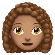 👩🏽‍🦱 Emoji Frau: mittlere Hautfarbe, lockiges Haar Apple iOS 14.2.