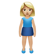 🧍🏼‍♀️ Emoji Mujer De Pie: Tono De Piel Claro Medio en Apple iOS 14.2.