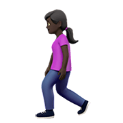 🚶🏿‍♀️ Emoji Mulher Andando: Pele Escura na Apple iOS 14.2.