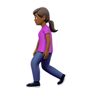 🚶🏾‍♀️ Emoji Mulher Andando: Pele Morena Escura na Apple iOS 14.2.