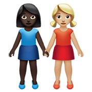 👩🏿‍🤝‍👩🏼 Emoji Duas Mulheres De Mãos Dadas: Pele Escura E Pele Morena Clara na Apple iOS 14.2.
