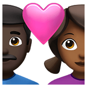 👨🏿‍❤️‍👩🏾 Emoji Liebespaar - Mann: dunkle Hautfarbe, Frau: mitteldunkle Hautfarbe Apple iOS 14.5.