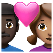 👨🏿‍❤️‍👩🏽 Emoji Liebespaar - Mann: dunkle Hautfarbe, Frau: mittlere Hautfarbe Apple iOS 14.5.