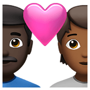 👨🏿‍❤️‍🧑🏾 Emoji Liebespaar: Mannn, Person, dunkle Hautfarbe, mitteldunkle Hautfarbe Apple iOS 14.5.