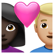 👩🏿‍❤️‍👨🏼 Emoji Liebespaar - Frau: dunkle Hautfarbe, Mann: mittelhelle Hautfarbe Apple iOS 14.5.