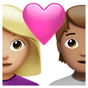 👩🏼‍❤️‍🧑🏽 Emoji Liebespaar: Frau, Person, mittelhelle Hautfarbe, mittlere Hautfarbe Apple iOS 14.5.
