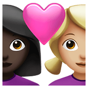👩🏿‍❤️‍👩🏼 Emoji Liebespaar - Frau: dunkle Hautfarbe, Frau: mittelhelle Hautfarbe Apple iOS 14.5.