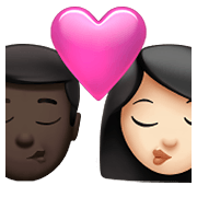 👨🏿‍❤️‍💋‍👩🏻 Emoji sich küssendes Paar - Mann: dunkle Hautfarbe, Frau: helle Hautfarbe Apple iOS 14.5.