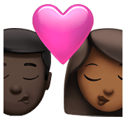 👨🏿‍❤️‍💋‍👩🏾 Emoji Beijo - Homem: Pele Escura, Mulher: Pele Morena Clara na Apple iOS 14.5.