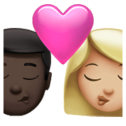 👨🏿‍❤️‍💋‍👩🏼 Emoji sich küssendes Paar - Mann: dunkle Hautfarbe, Frau: mittelhelle Hautfarbe Apple iOS 14.5.