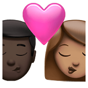 👨🏿‍❤️‍💋‍👩🏽 Emoji sich küssendes Paar - Mann: dunkle Hautfarbe, Frau: mittlere Hautfarbe Apple iOS 14.5.