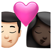 👨🏻‍❤️‍💋‍👩🏿 Emoji Beso - Hombre: Tono De Piel Claro, Mujer: Tono De Piel Oscuro en Apple iOS 14.5.