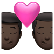 👨🏿‍❤️‍💋‍👨🏿 Emoji sich küssendes Paar - Mann: dunkle Hautfarbe, Mann: dunkle Hautfarbe Apple iOS 14.5.