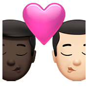 👨🏿‍❤️‍💋‍👨🏻 Emoji sich küssendes Paar - Mann: dunkle Hautfarbe, Mann: helle Hautfarbe Apple iOS 14.5.