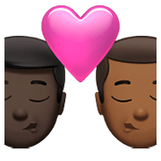 👨🏿‍❤️‍💋‍👨🏾 Emoji sich küssendes Paar - Mann: dunkle Hautfarbe, Mann: mitteldunkle Hautfarbe Apple iOS 14.5.