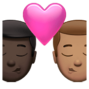 👨🏿‍❤️‍💋‍👨🏽 Emoji sich küssendes Paar - Mann: dunkle Hautfarbe, Mann: mittlere Hautfarbe Apple iOS 14.5.