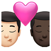 👨🏻‍❤️‍💋‍👨🏿 Emoji sich küssendes Paar - Mann: helle Hautfarbe, Mann: dunkle Hautfarbe Apple iOS 14.5.
