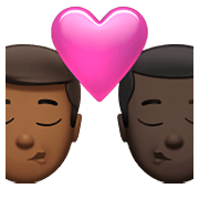 👨🏾‍❤️‍💋‍👨🏿 Emoji sich küssendes Paar - Mann: mitteldunkle Hautfarbe, Mann: dunkle Hautfarbe Apple iOS 14.5.