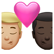👨🏼‍❤️‍💋‍👨🏿 Emoji sich küssendes Paar - Mann: mittelhelle Hautfarbe, Mann: dunkle Hautfarbe Apple iOS 14.5.