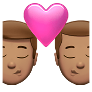 👨🏽‍❤️‍💋‍👨🏽 Emoji sich küssendes Paar - Mann: mittlere Hautfarbe, Mann: mittlere Hautfarbe Apple iOS 14.5.