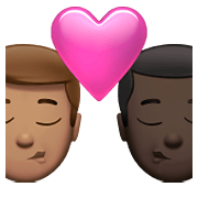 👨🏽‍❤️‍💋‍👨🏿 Emoji sich küssendes Paar - Mann: mittlere Hautfarbe, Mann: dunkle Hautfarbe Apple iOS 14.5.