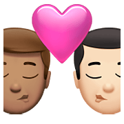 👨🏽‍❤️‍💋‍👨🏻 Emoji Beijo - Homem: Pele Morena, Homem: Pele Clara na Apple iOS 14.5.