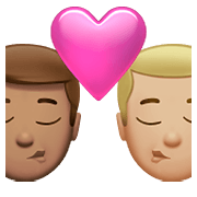 👨🏽‍❤️‍💋‍👨🏼 Emoji sich küssendes Paar - Mann: mittlere Hautfarbe, Mann: mittelhelle Hautfarbe Apple iOS 14.5.