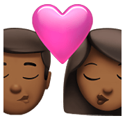 👨🏾‍❤️‍💋‍👩🏾 Emoji sich küssendes Paar - Mann: mitteldunkle Hautfarbe, Frau: mitteldunkle Hautfarbe Apple iOS 14.5.