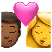 👨🏾‍❤️‍💋‍👩 Emoji Beso - Hombre: Tono De Piel Oscuro Medio, Mujer en Apple iOS 14.5.