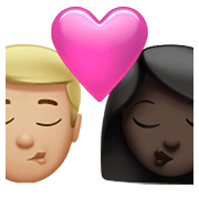 👨🏼‍❤️‍💋‍👩🏿 Emoji Beso - Hombre: Tono De Piel Claro Medio, Mujer: Tono De Piel Oscuro en Apple iOS 14.5.