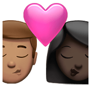 Emoji 👨🏽‍❤️‍💋‍👩🏿 Bacio Tra Coppia - Uomo: Carnagione Olivastra, Donna: Carnagione Scura su Apple iOS 14.5.